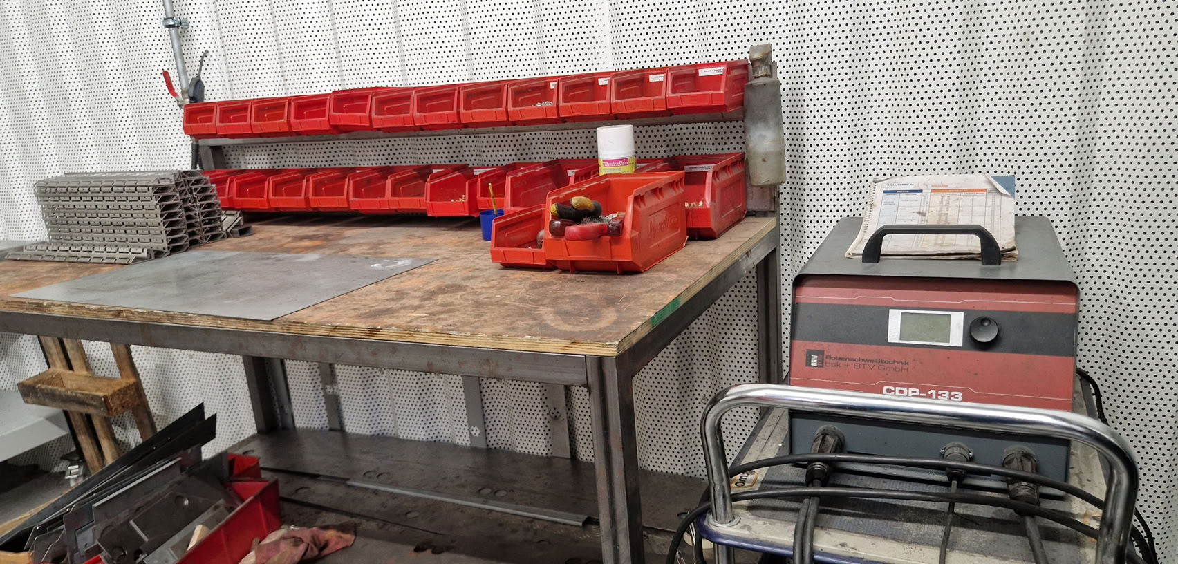 Photographie En Niveaux De Gris Des échafaudages