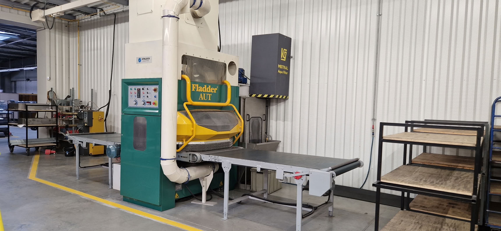 Photographie En Niveaux De Gris Des échafaudages