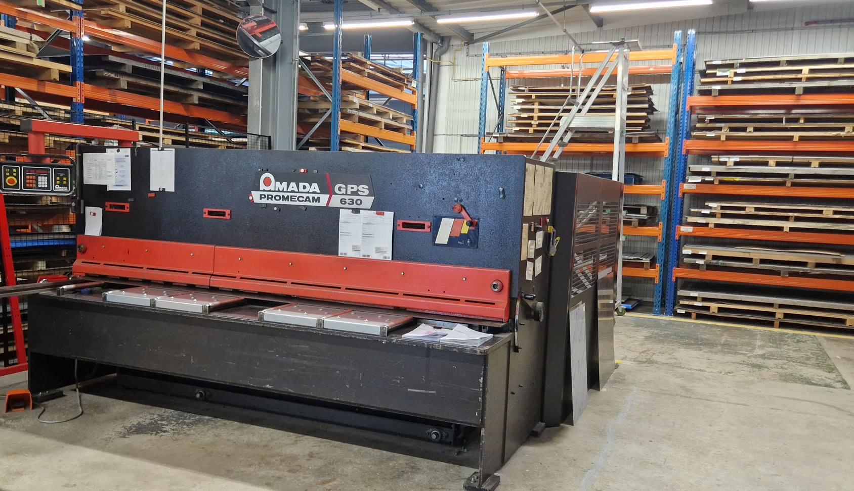 Photographie En Niveaux De Gris Des échafaudages