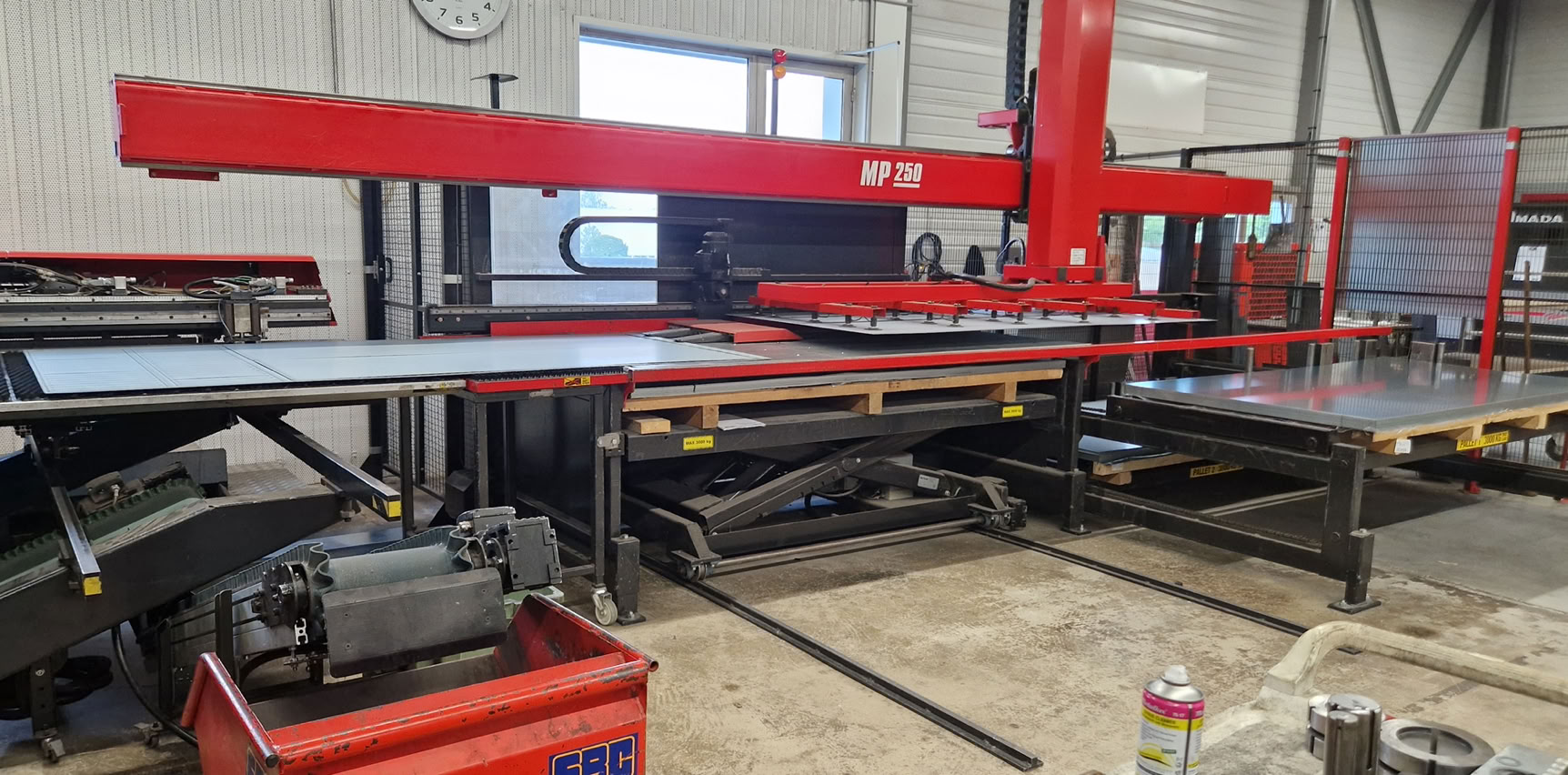 Photographie En Niveaux De Gris Des échafaudages