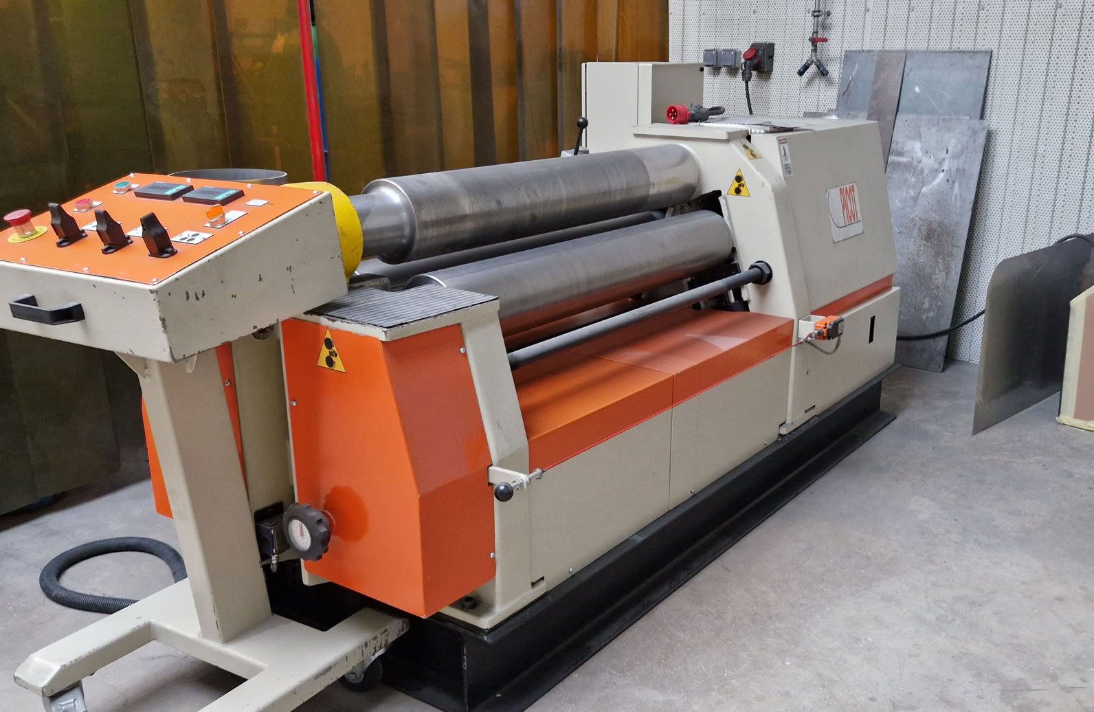 Photographie En Niveaux De Gris Des échafaudages